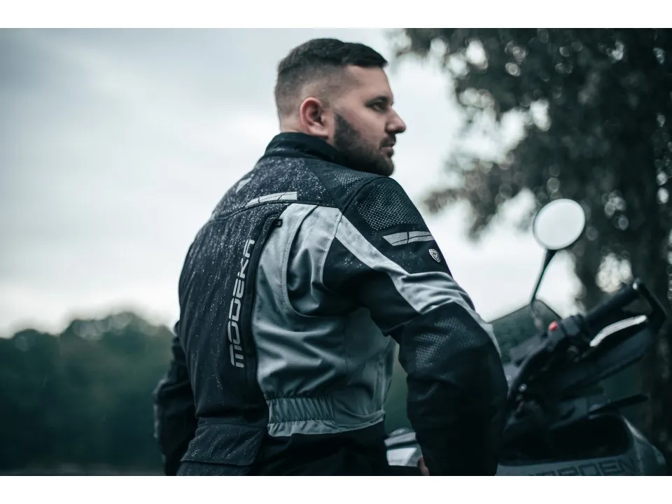 Jak jeździć motocyklem w deszczu, by było to bezpieczne? Jak jeździć motocyklem w deszczu, by było to bezpieczne?