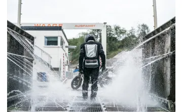 Jak czyścić kombinezon lub skórzaną i tekstylną kurtkę motocyklową?